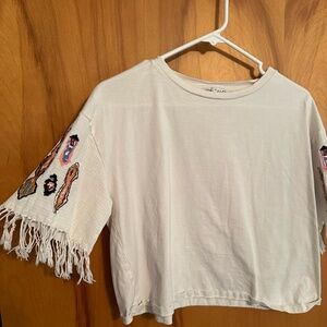 White cropped tee with embroidered sleeves